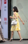 华丽的黄裙美腿凉高跟美女