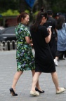 惹眼的花裙美腿高跟少妇