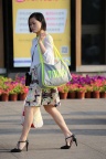 花短裙美腿高跟少妇